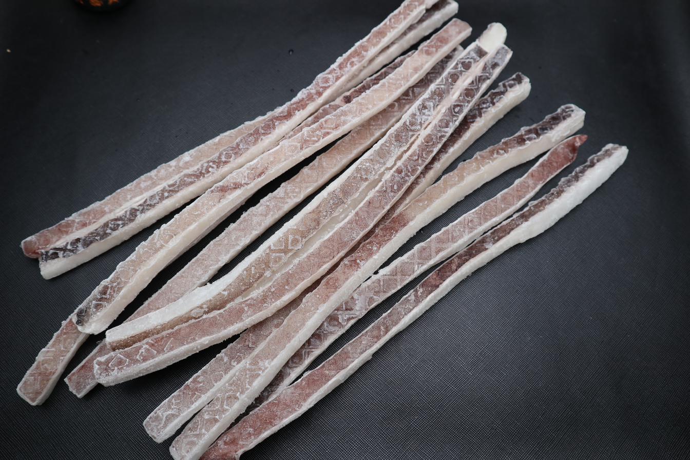 Whole-round cut strips — equatorial Gigas whole-round raw, sliced to 0.8–1.0cm